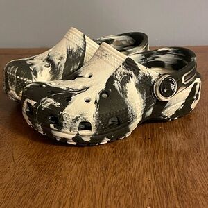 CROCS Kids Shoes 7C Black and White marble tie dye
